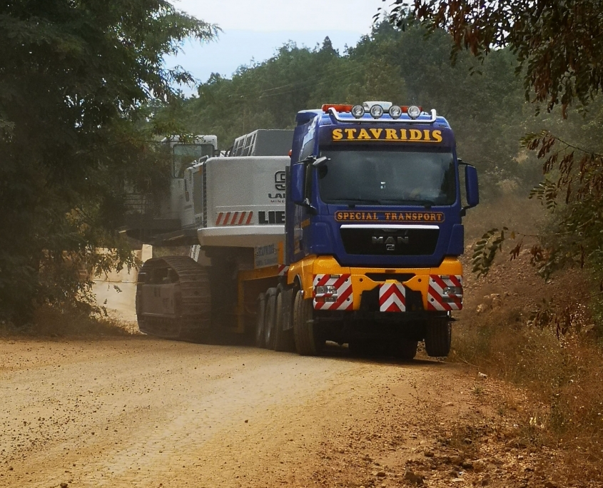 Transport of crawler excavator LIEBHERR 984 scaled